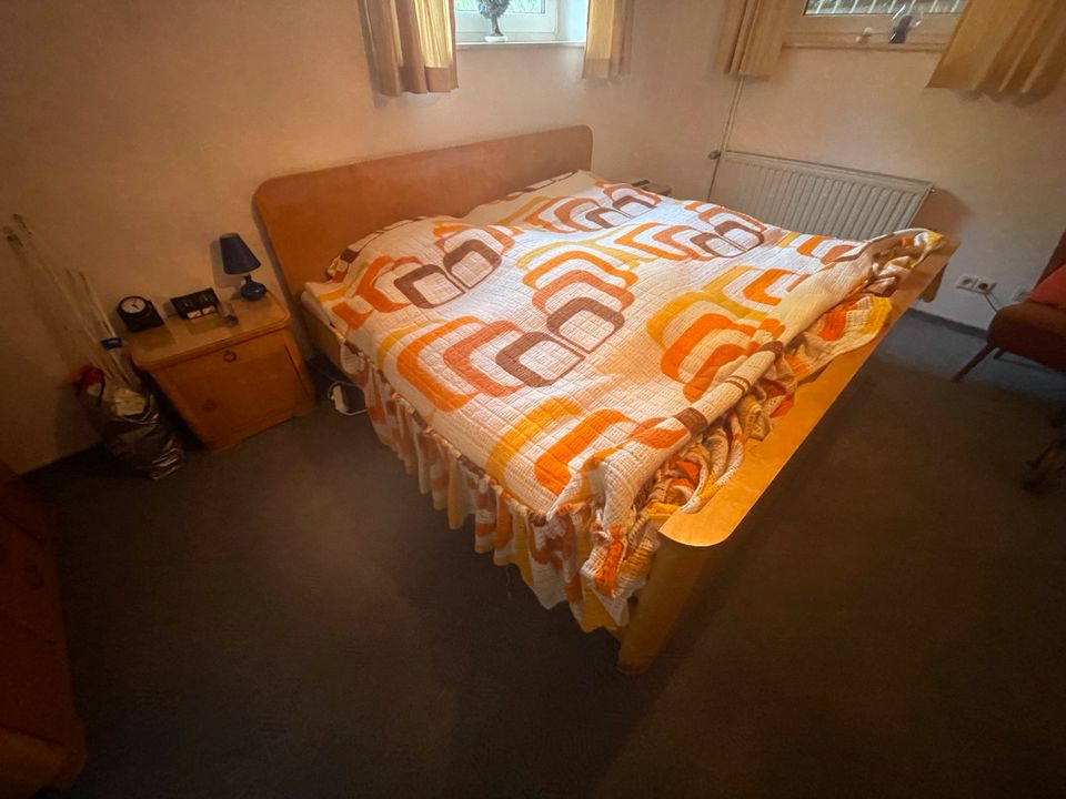 Schlafzimmer Schrank groß & Bett 60er Jahre in Fuldabrück