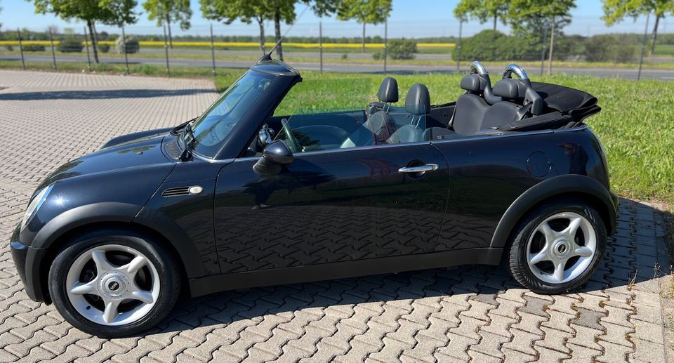 MINI Cooper Cabrio schwarz-metallic in Rüsselsheim