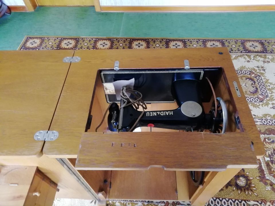 Nostalgie Nähmaschine im Holzschrank von HAID & NEU in Vettelschoß