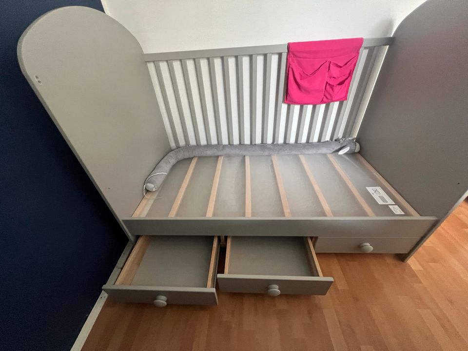 Babybett Kinderbett IKEA Gonatt mit Drömmande Matratze + Zubehör in München