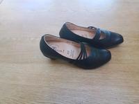 Think Riemchen Schuhe neuwertig schwarz kl. Absatz gr. 38 Leder Niedersachsen - Emden Vorschau