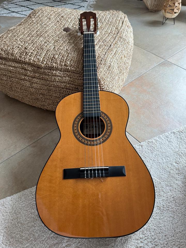 Spanische Gitarre von Aria SP-1 aus Holz für Kinder 93 cm hoch in Freiburg im Breisgau
