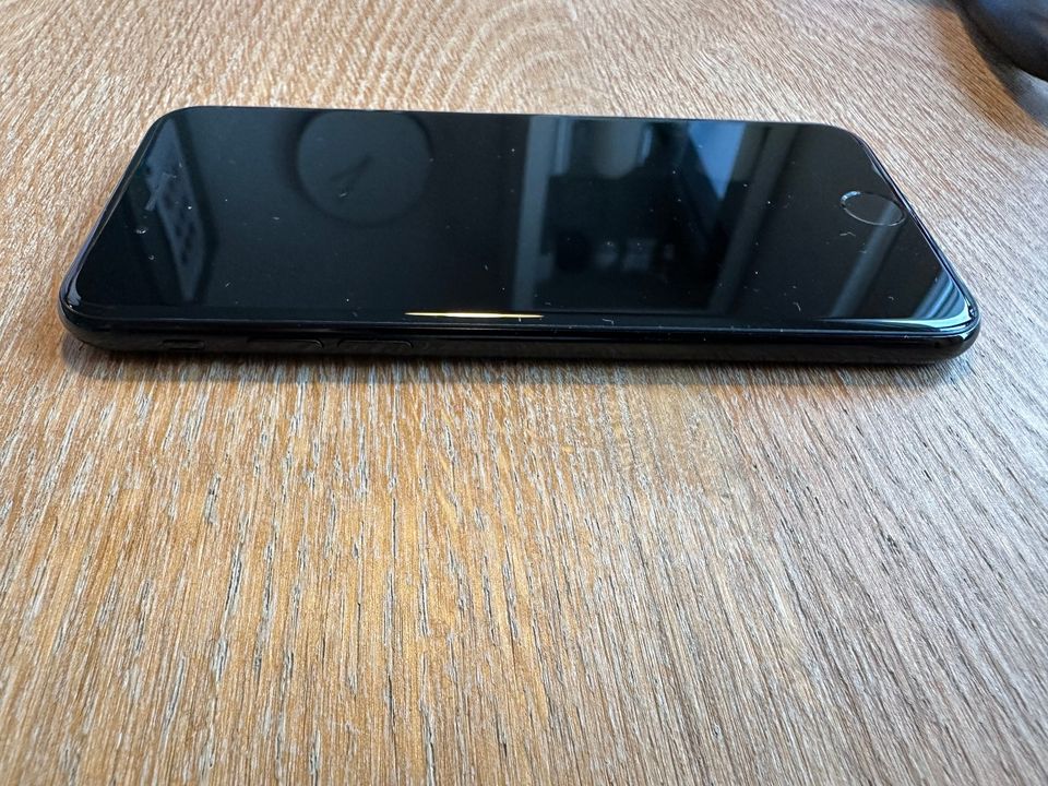 Apple iPhone 7 128 GB Jet Black / Diamantschwarz MN962ZD/A in München