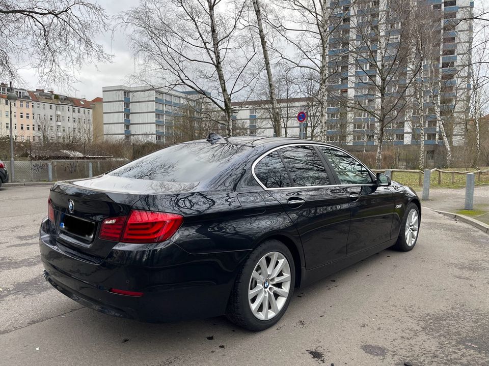 Bmw  530d f10  2 Hand Scheckheft in Berlin