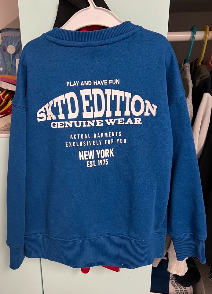 Sweatshirt Zara Größe 122 blau Pullover in Hövelhof