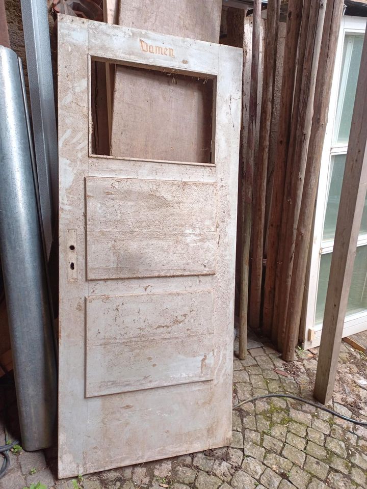 Alte Tür ohne Rahmen in Hammelburg
