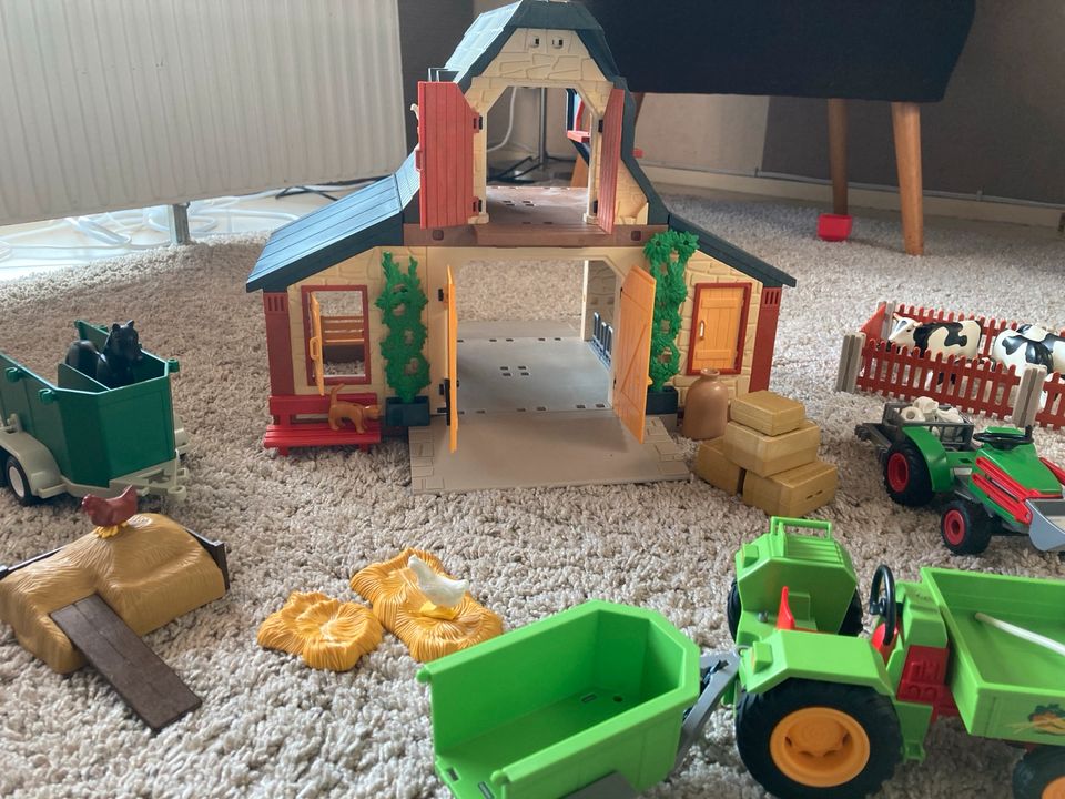 Playmobil großer Bauernhof, Traktor, Tiere, Stall uvm in Grafschaft