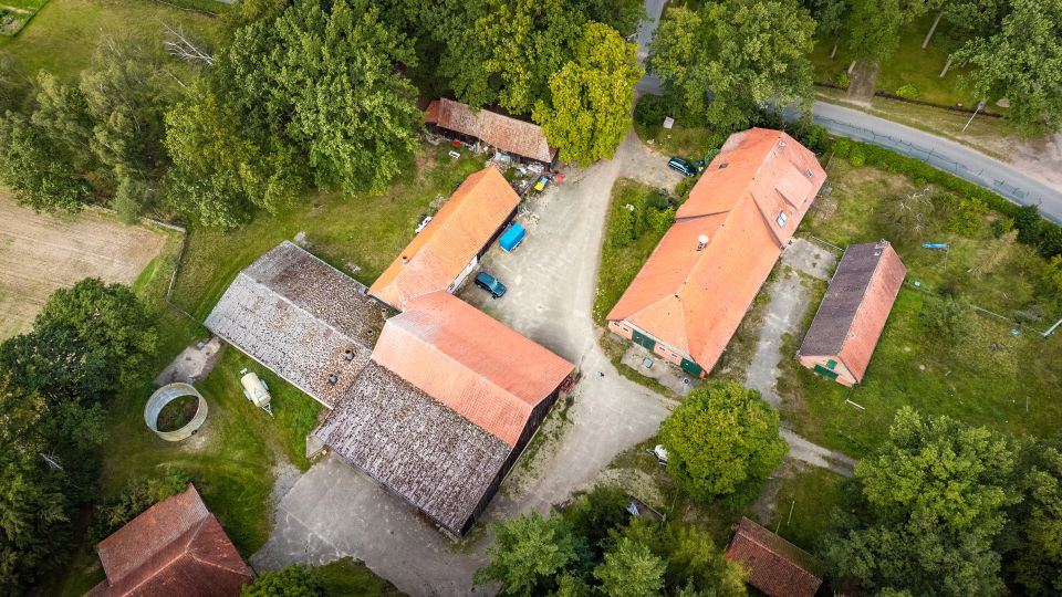 Resthof mit Scheunen, Weide & Wald in ruhiger Lage in Bergen