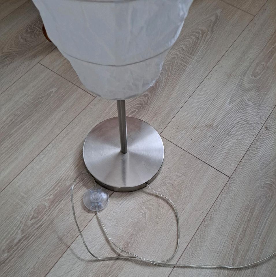 Stehlampe mit Papierschirm in Groß Oesingen