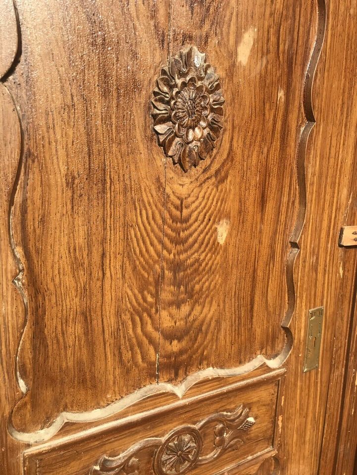 ANTIKER KLEIDERSCHRANK MIT KRONE ZUR RESTAURATION in Großschönau