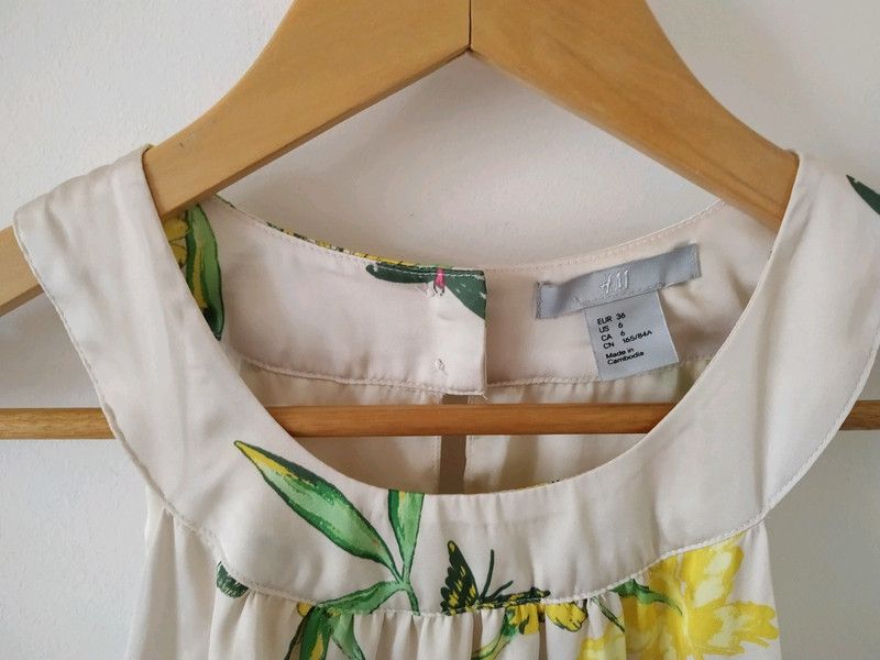 Satin Kleid 36 S H&M beige bunt geblümt Ärmellos Blumen in Reichertshofen