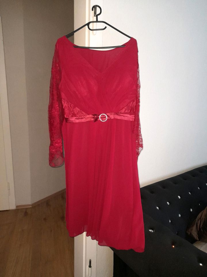 Vistoni  e ari und ein Kleid Kleid groß 44 und ari Kleid auch 40 in Mülheim (Ruhr)