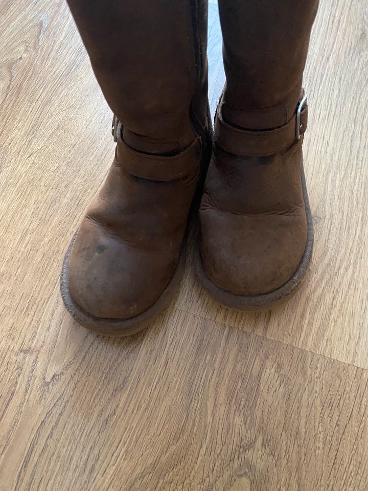 UGG Winterstiefel mit Lammfell, Gr.31 in Frankfurt am Main