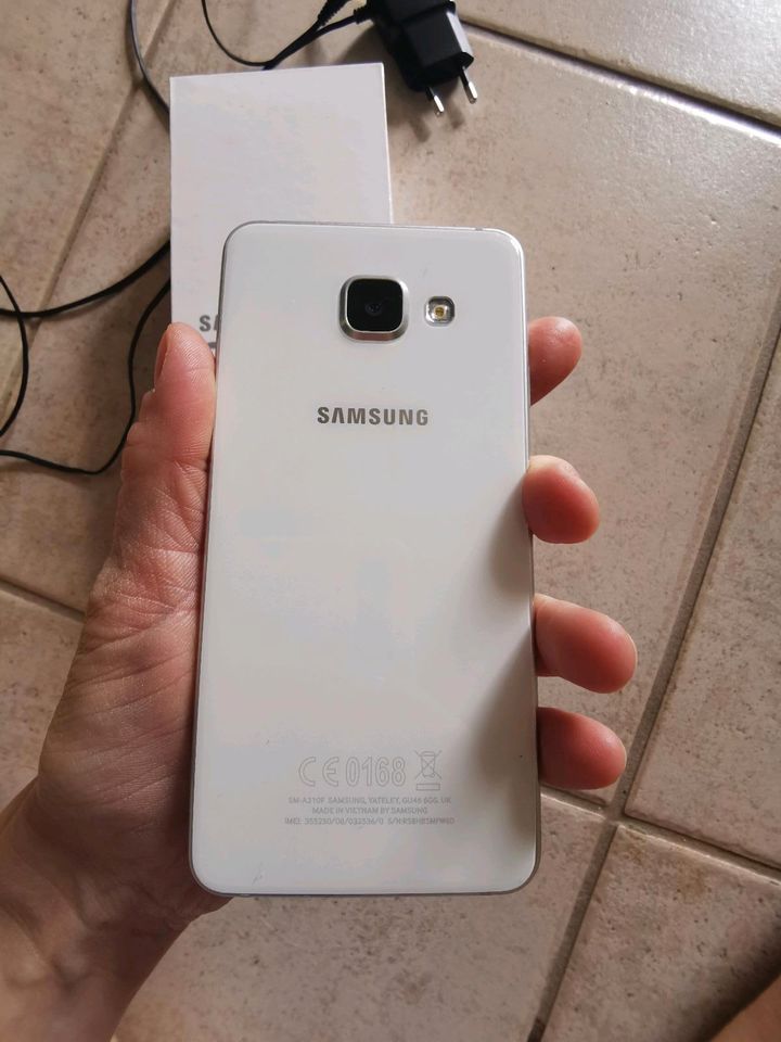 Samsung Galaxy A3 16 GB in Kleinrinderfeld