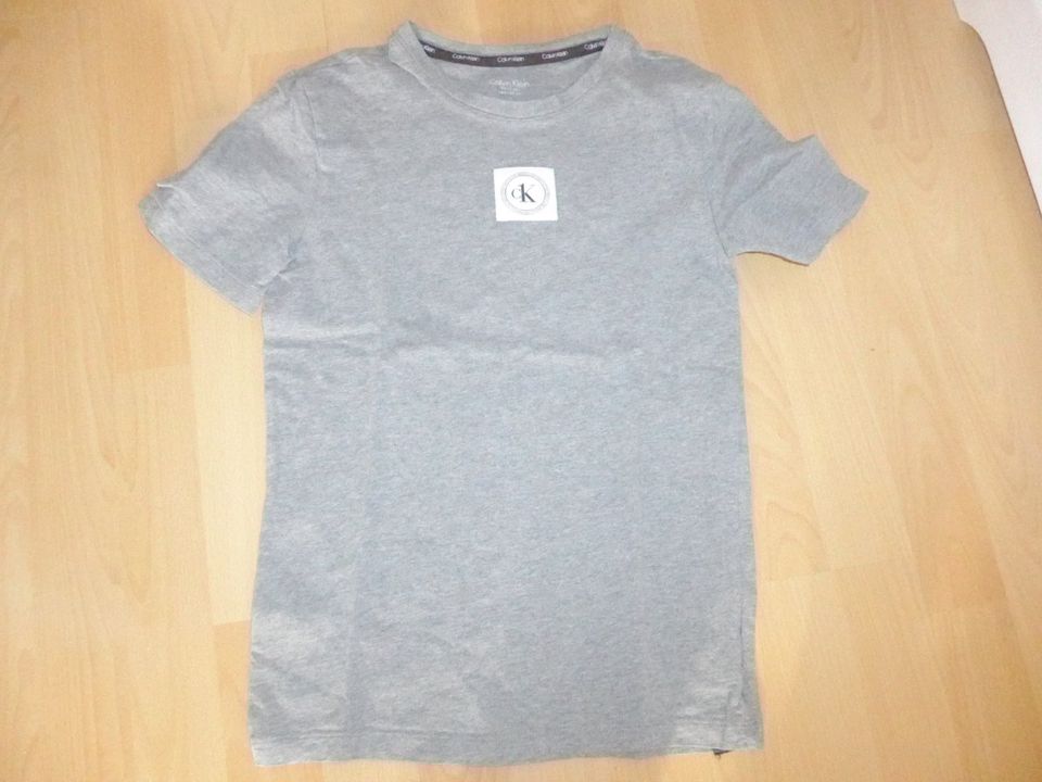 selten getragen: cK Calvin Klein T-Shirt 140-152 (140 146 152) in München