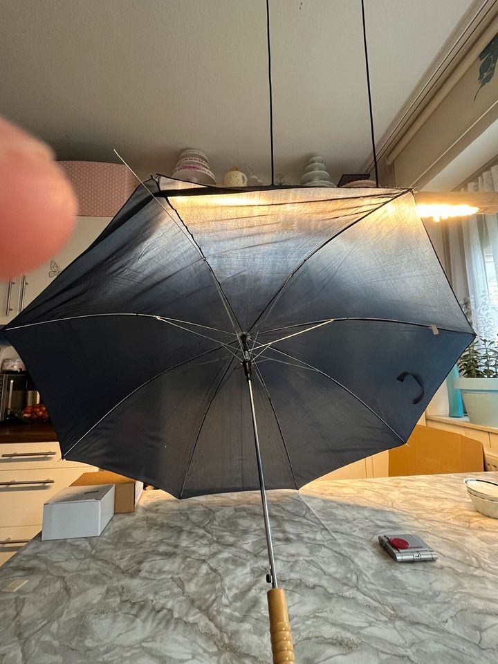 Regenschirm leicht defekt schwarz in Göttingen