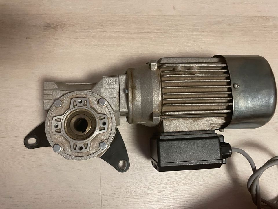 Lenze Getriebemotor/ Schneckenmotor EERA 063-X2E SIL in Himmelkron