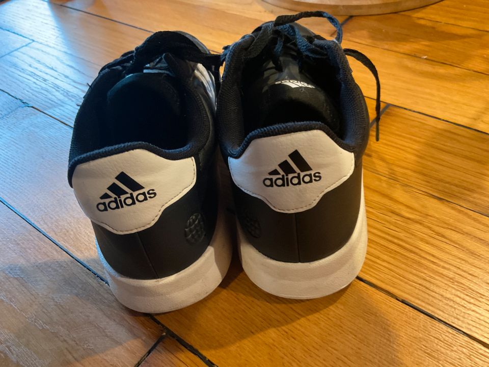 Adidas Turnschuh Sneaker schwarz Größe 42 (8) in Schafflund