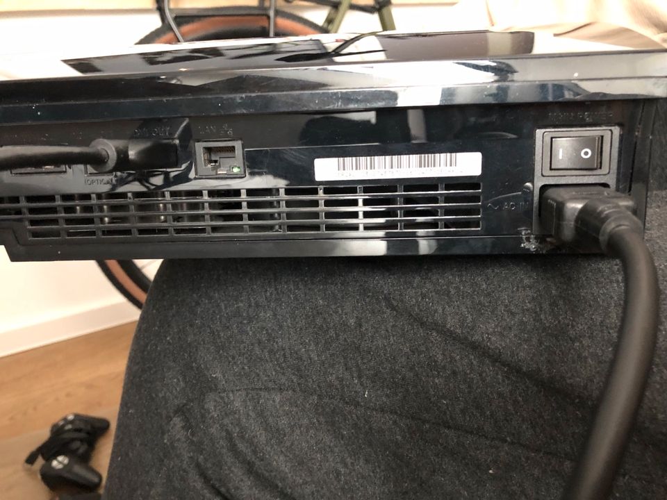 PS3 Konsole 80GB (formatiert - Werkseinstellungen) + 4xCobtroller in Berlin