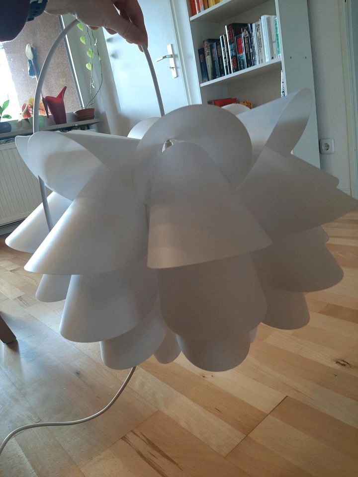 Lampe IKEA KNAPPA Hängeleuchte, weiß, 46 cm in Göttingen