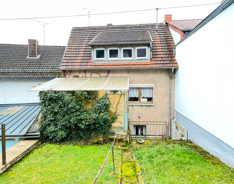 Renovierungsbedürftiges Reihenmittelhaus in RUHIGER Lage mit GARAGE + kleinem GARTEN...! in Namborn