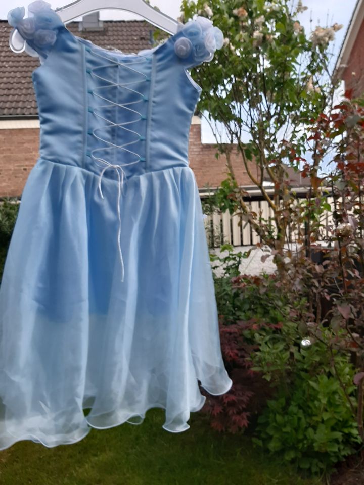 Tolles Mädchenkleid, Kleid, Hochzeitskleid, Festkleid, Kommunion in Kerpen