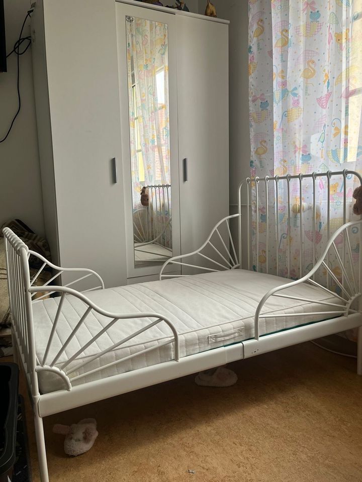 Bett mit Matratze und Schrank in Nürnberg (Mittelfr)