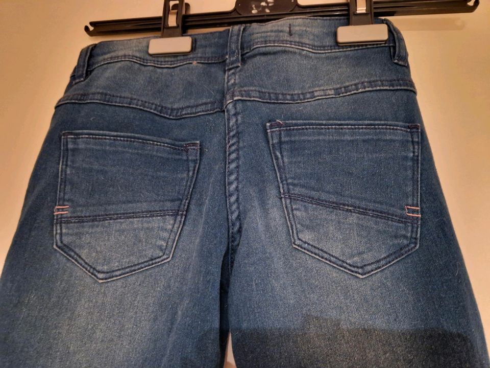 Schicke Jeans Gr. 140 Neu in Bernburg (Saale)