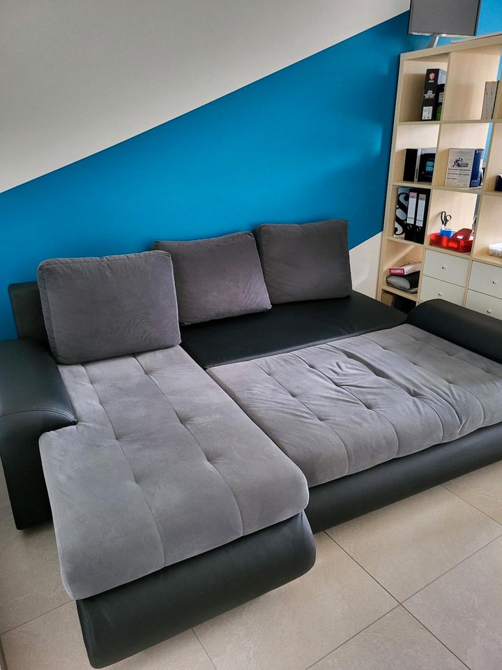 Sofa mit auszieh Funktion in Vallendar