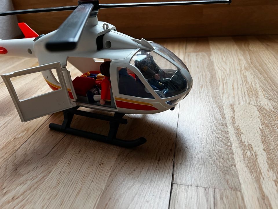 Duplo Laster und Playmobil Hubschrauber in Berlin