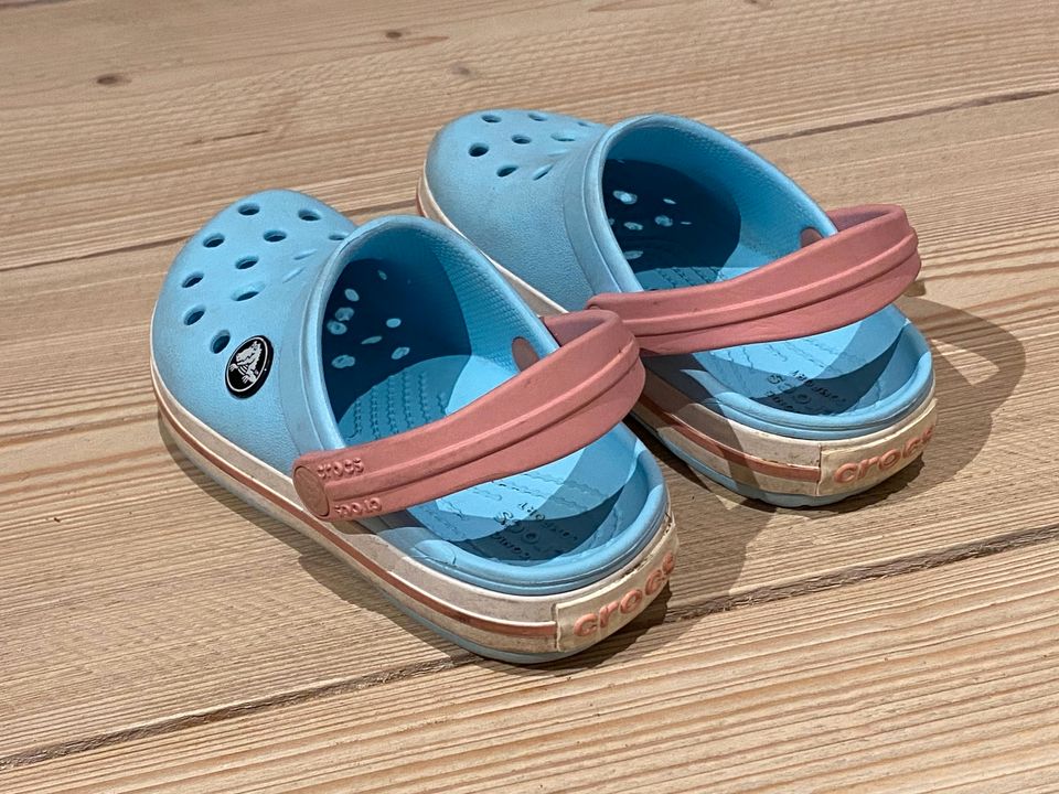 Crocs, hellblau/rosa, Gr. 9 (25-26) in Grub a. Forst