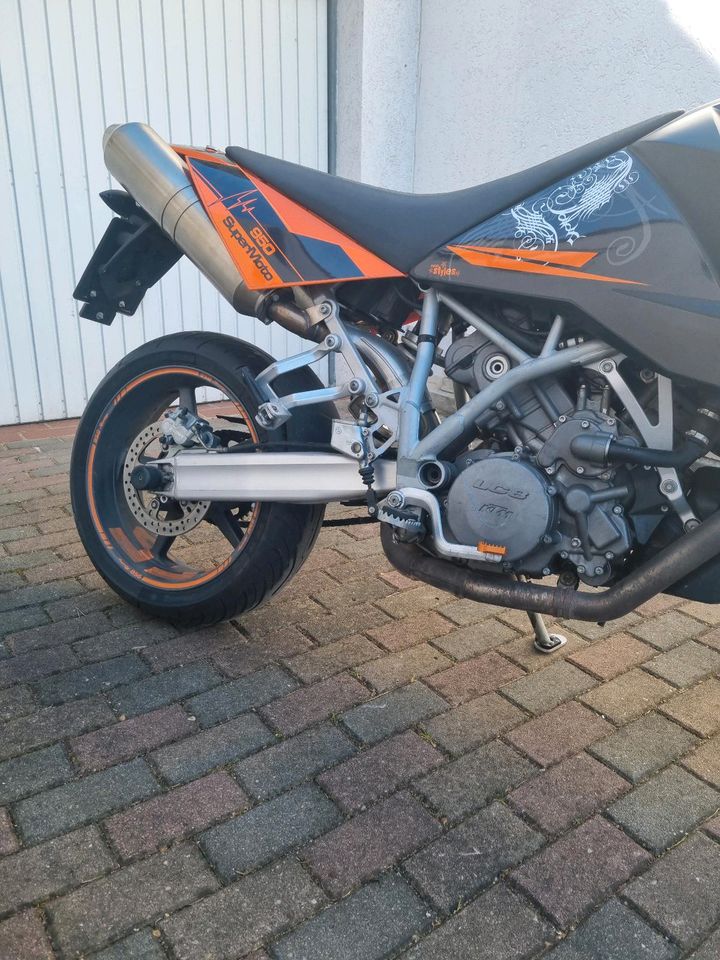 KTM 950 SM in Erdweg