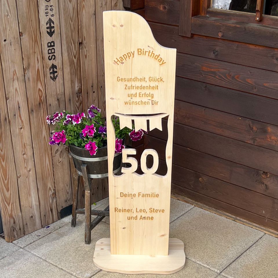 Holzaufsteller zum Geburtstag mit ausgesägter Zahl in Geisingen