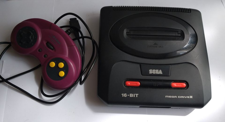 SEGA Mega Drive II Konsole mit Controller in Dresden