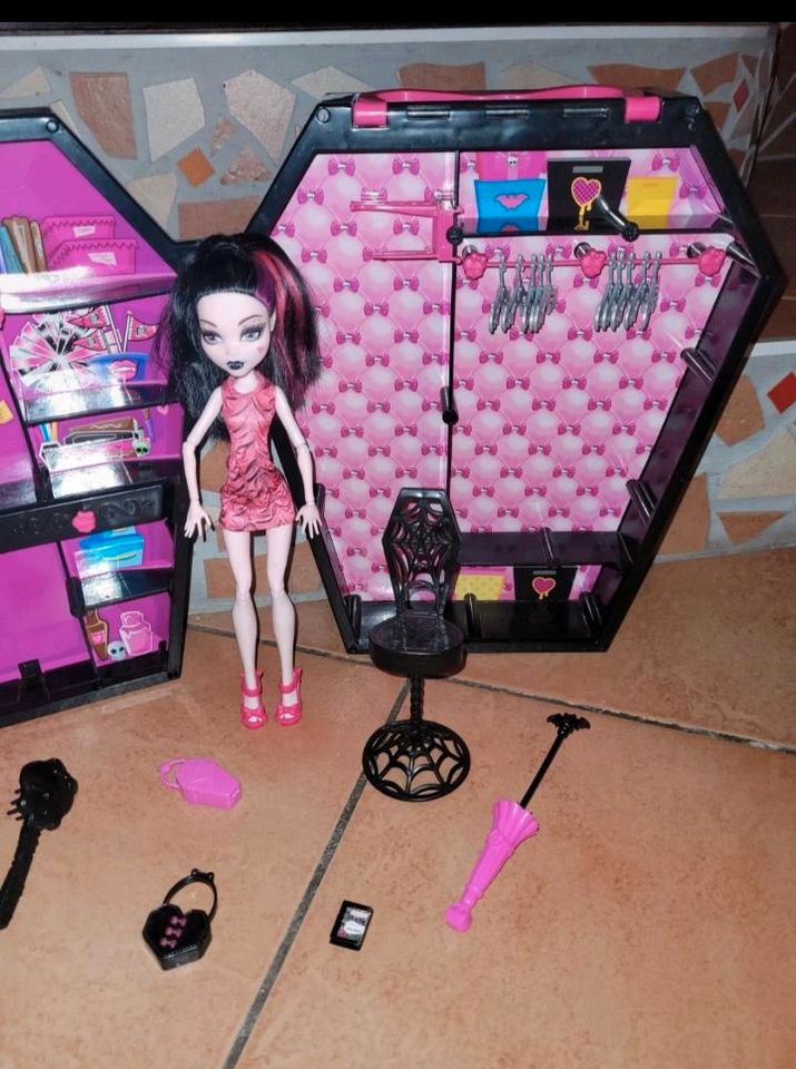 Monster High Puppe Draculaura Draculocker Kleiderschrank in Lautertal (Vogelsberg)