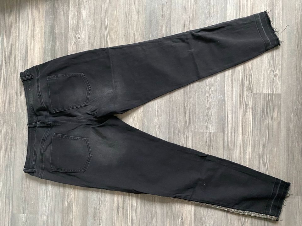 Dunkelgraue schwarze Jeans von United Colors of Benetton 32 in Stuttgart