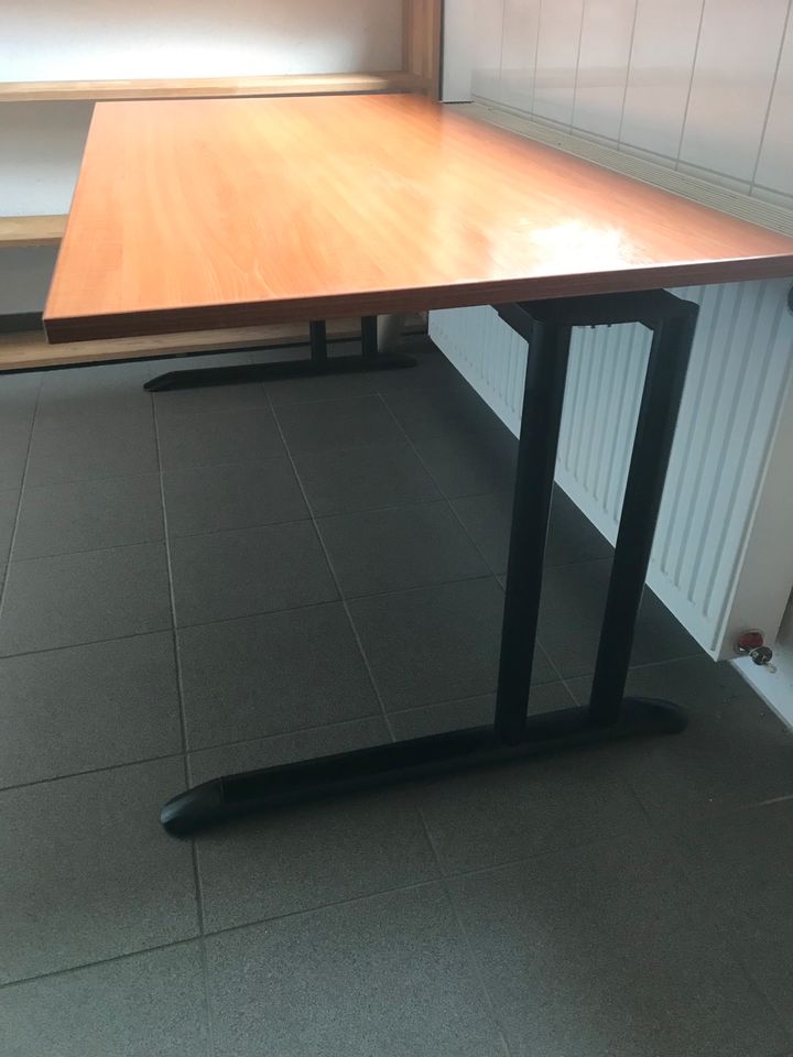 Büromöbel Schreibtische Drehstühle Neuwertig von PALMBERG in Wismar