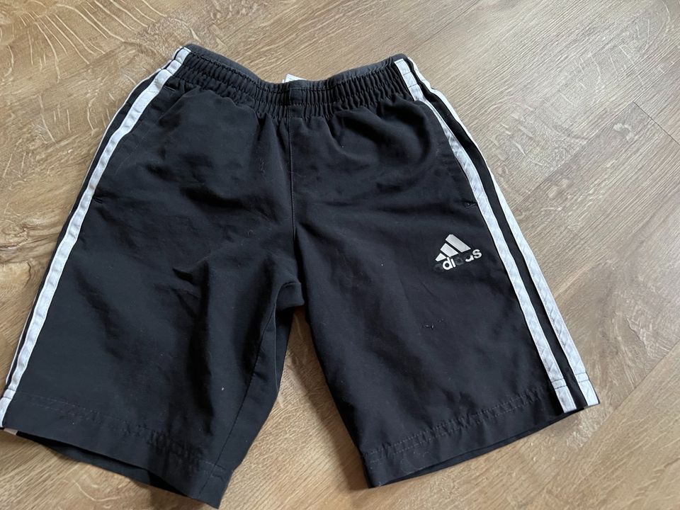 Adidas Sporthose kurze Hose Größe 116 in Bad Bederkesa