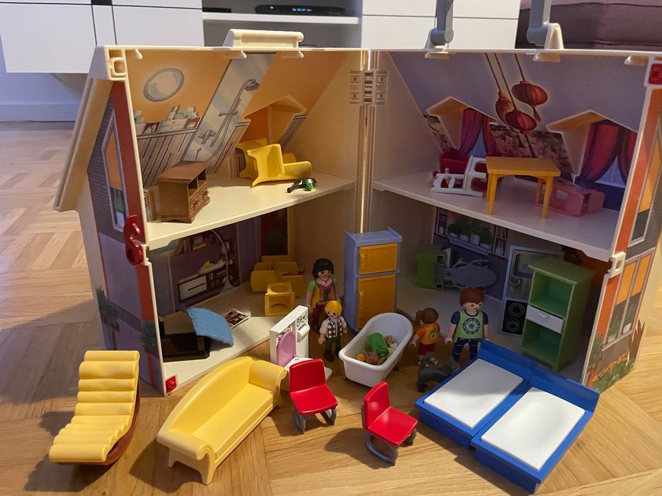 Playmobil (Haus und Figuren) in Frankfurt am Main