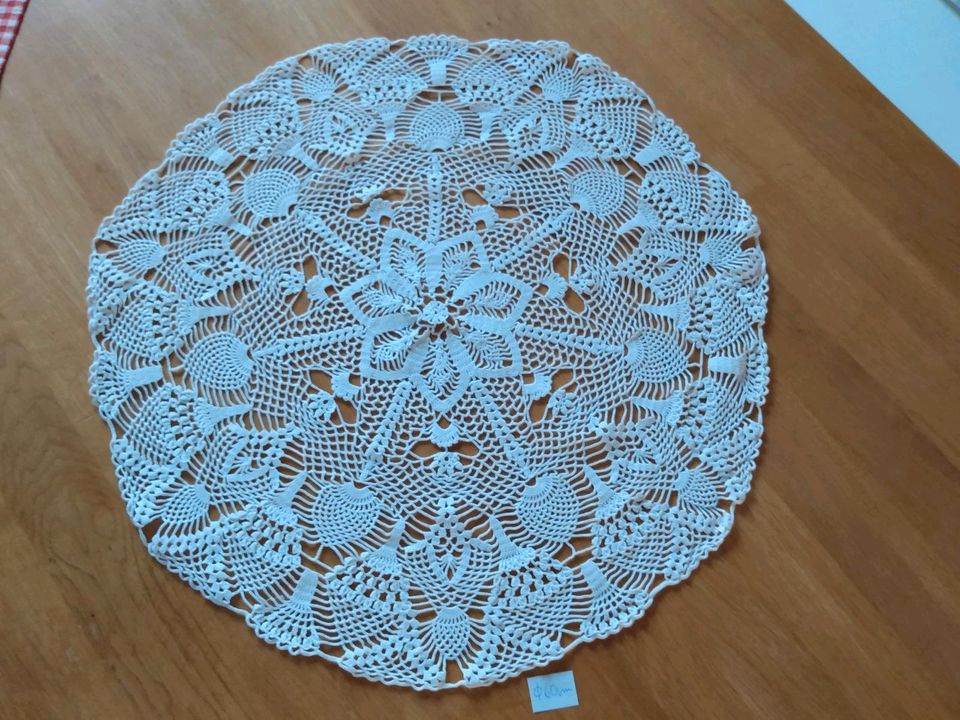 Häkeldeckchen  60 cm in Kürten