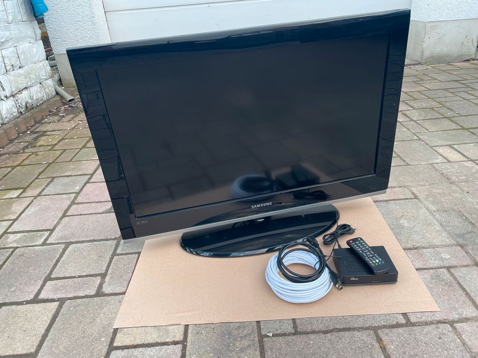 Fernseher Samsung 32Zoll Receiver Fernsehkabel HDMI in Bürgel