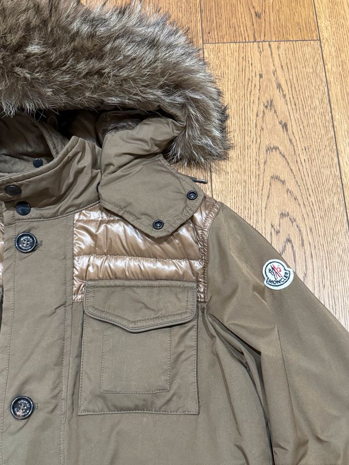 Original Moncler Regenjacke (Gr. 2 M) Braun-Gold mit Pelz Kaputze in Feldafing