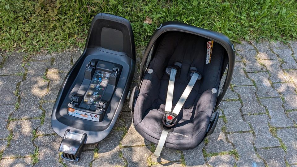 Maxi Cosi Babyschale/Kindersitz mit Station in Friedrichshafen