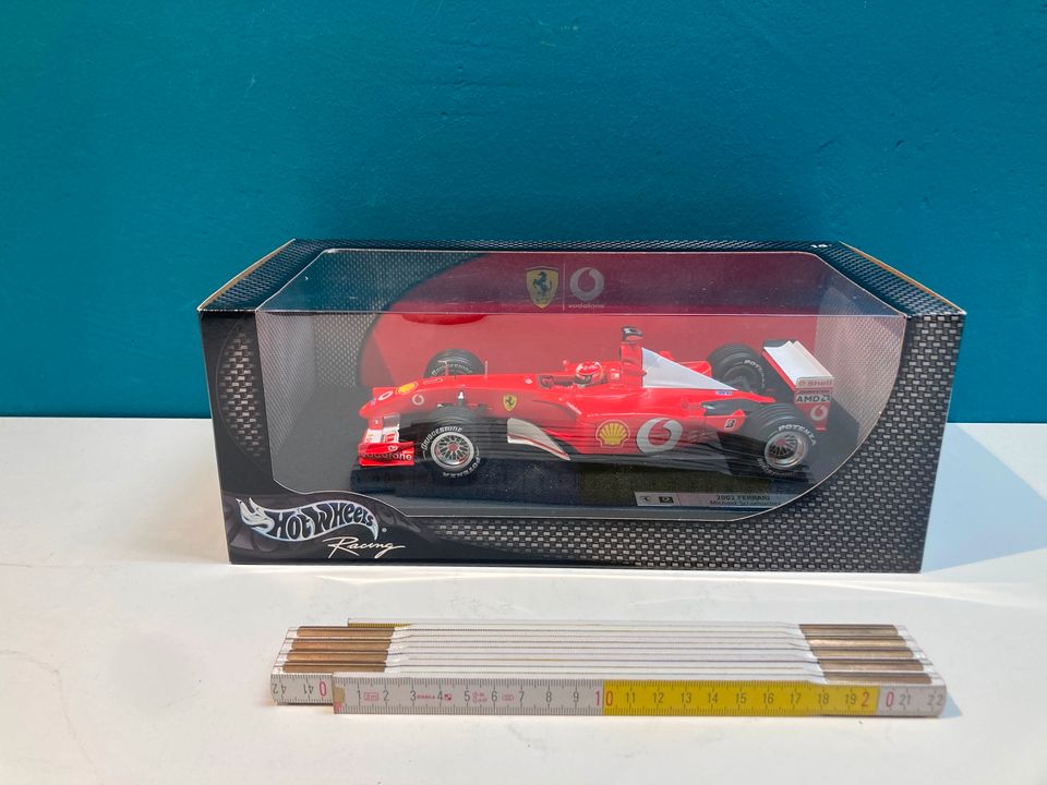 *M.SCHUHMACHER FERRARI 2002 MATTEL HOT WHEELS 1:18 RENNAUTO MODEL in Berlin