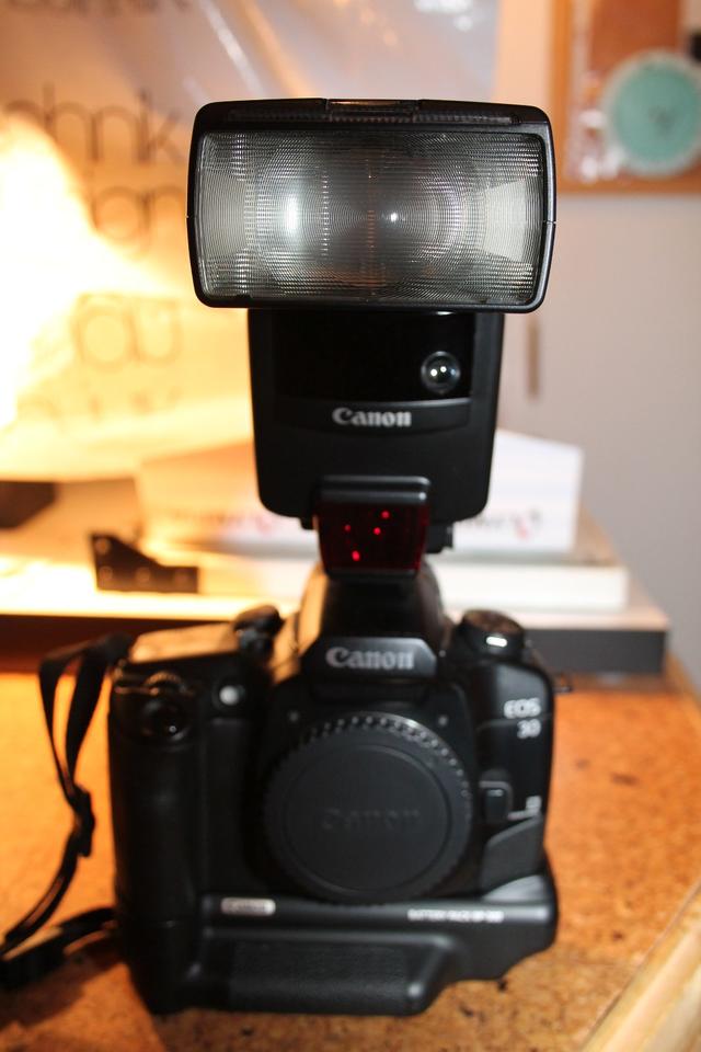 eine  analoge Fotokamera der Marke Canon EOS 30 EYE control an in Großefehn