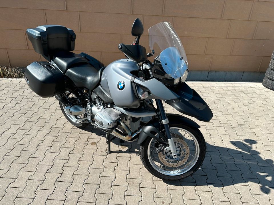 Motorrad BMW GS 1150 in Rohr