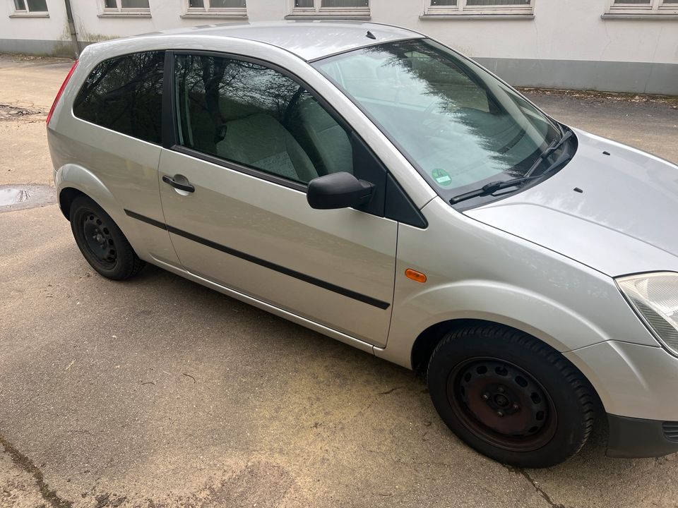 Ford Fiesta  mit beheizbare Frontscheibe in Radevormwald