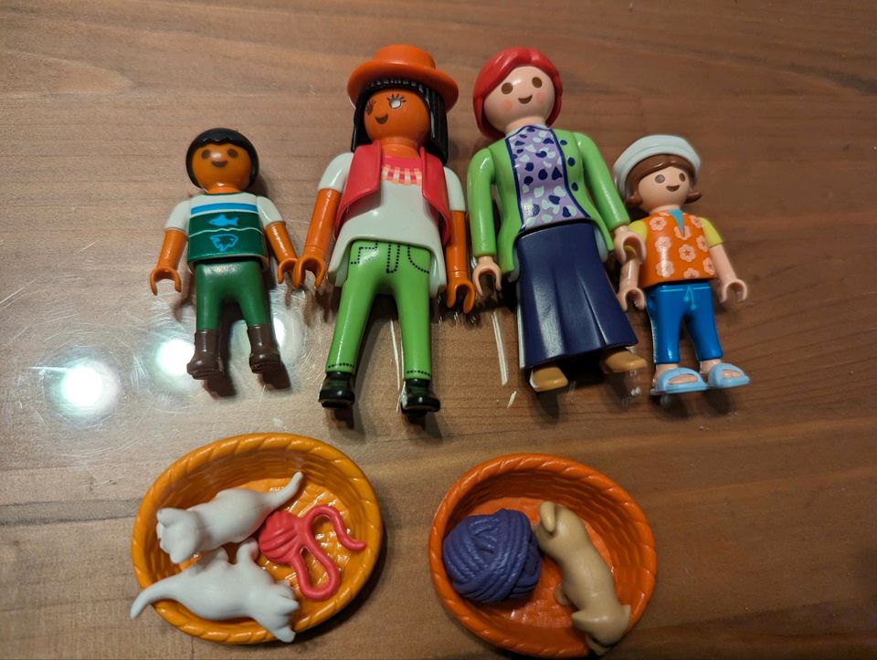 Playmobil Figuren mit Katzen und Hundewelpe in Wetzlar