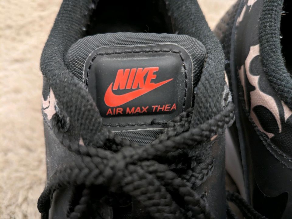 Nike Air Max Thea schwarz Blumen in Bocholt