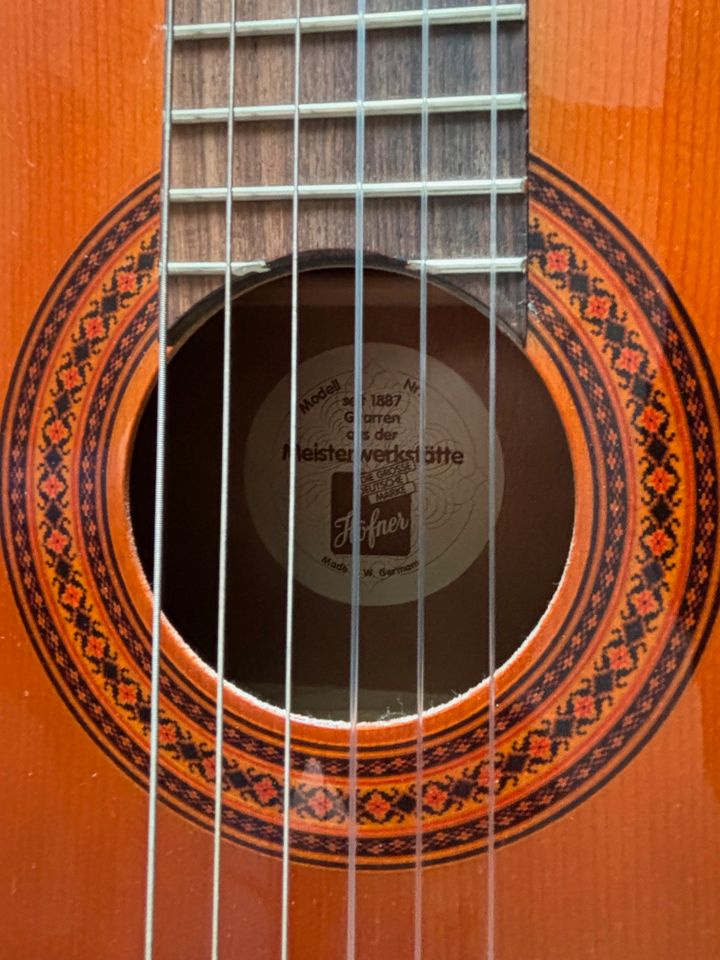 Gitarre von Höfner mit Zubehör in Oelde